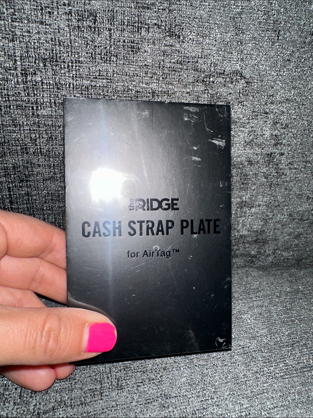 The Ridge Cash Strap Plate for AirTag - Black